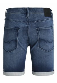 Shorts in denim blu scuro con una texture sbiadita, dotati di orli arrotolati e due tasche posteriori con cuciture decorative.