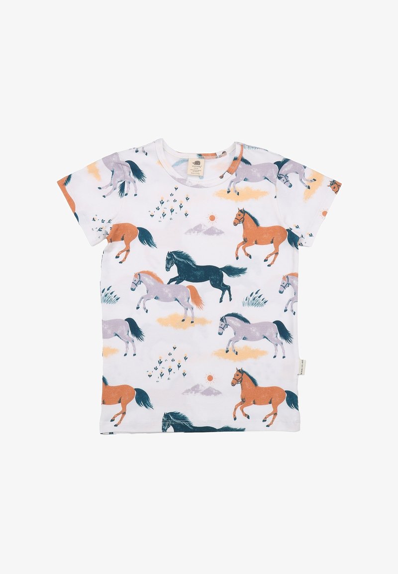 Weißes Baumwoll-T-Shirt mit mehrfarbigen Pferdegrafiken, das eine Mischung aus orangen, schwarzen, grauen und blauen Pferden zwischen Wolken und Bergen zeigt.