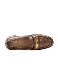 Mocasines de cuero marrón con un acabado brillante, que presentan un detalle en tono dorado y un diseño clásico de punta redonda. El interior muestra detalles del logo.