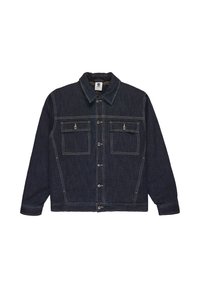 Giacca in denim scuro con chiusura a bottoni, colletto aperto, due tasche sul petto e cuciture a contrasto. Maniche lunghe con polsini a bottone.