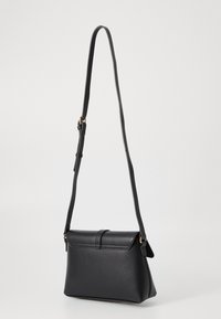 Geantă din piele neagră, tip crossbody, cu o formă structurată, curea ajustabilă și închidere cu clapetă. Textură netedă, cu accente hardware minimaliste.
