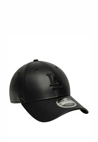 Cappellino da baseball in pelle nera con logo LA in rilievo, visiera curva e dettagli cuciti. Include una fascia assorbente per il comfort e un adesivo con la taglia sulla visiera.