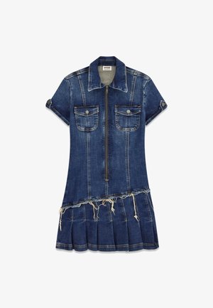 Abito in denim con maniche corte, chiusura con zip frontale, due tasche sul petto, gonna plissettata e orlo sfrangiato. Colore blu intenso con una texture scolorita.