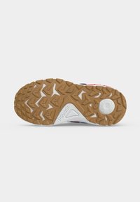 Semelle de chaussure en caoutchouc marron avec des rainures géométriques profondes et une zone de marquage circulaire blanche indiquant la taille 28.