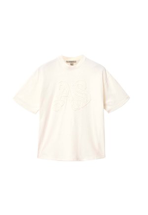Off-white kortærmet T-shirt med rund hals og store, prægede, stiliserede bogstaver "AS" midt på forsiden.
