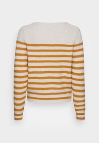 Pull rayé avec une coupe décontractée. Présente des rayures jaunes et blanches alternées, une texture côtelée et un col rond. Matière douce.