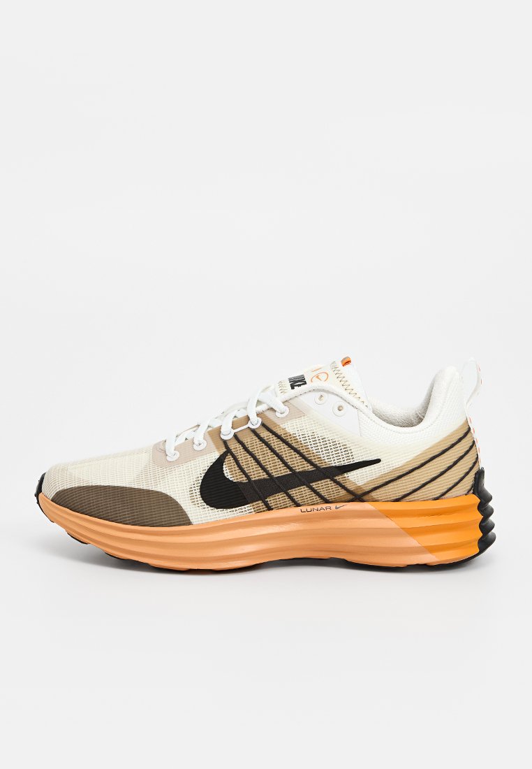 Scarpa da corsa leggera con tomaia in mesh beige e nera, intersuola in schiuma arancione e suola esterna in gomma nera testurizzata. Presenta lacci bianchi.