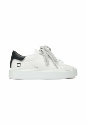 Sneaker bassa bianca con suola spessa, lacci grigi testurizzati, linguetta del tallone nera e piccolo logo quadrato nero sul lato.