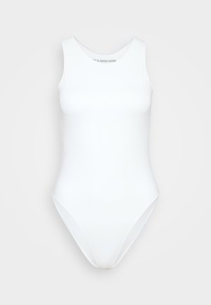 Weißer Badeanzug mit einem eleganten, minimalistischen Design. Er verfügt über einen hohen Kragen und einen tiefen Ausschnitt am Rücken und ist aus glattem, elastischem Material gefertigt.