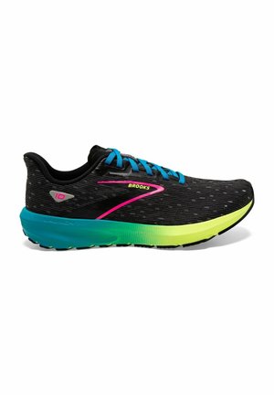 Schwarzer Brooks Laufschuh mit blauen Schnürsenkeln, pinkem Logostreifen und Farbverlaufsohle von Blau zu Neon-Gelb.