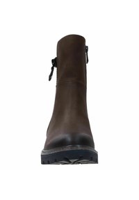 Hnědá kotníková bota s hladkým koženým povrchem, zipovým zapínáním na boku a odolnou gumovou podrážkou s drážkovaným vzorem.