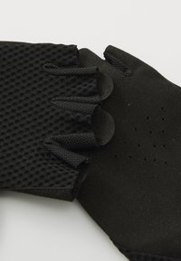 Sorte hansker med teksturert mesh-design og glatte detaljer, med utklippsspisser og perforeringer for pusteegenskaper.