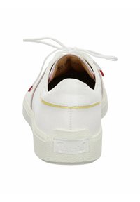 Weiße Sneaker mit strukturiertem Gummiauslauf, glattem Lederobermaterial, kontrastierenden roten und gelben Akzenten sowie flachen Schnürsenkeln.