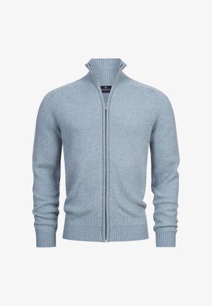 Lichtblauwe ritscardigan van ribstof, met een hoge kraag en aansluitende mouwen, een rechte zoom en een subtiele textuur.