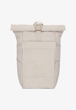 Rucsac de culoare bej deschis cu deschidere pe rulou, confecţionat din material durabil, având un buzunar frontal, curea reglabilă și un logo subtil în partea de jos.