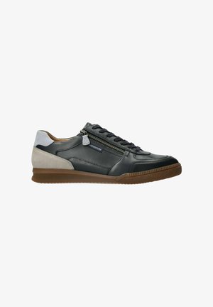 Baskets basses en cuir noir avec talon gris, semelle marron, fermeture éclair latérale et laçage à l'avant, parfaites pour une tenue décontractée.