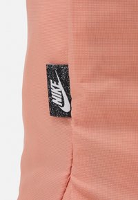 Nike Sportswear HERITAGE DRAWSTRING UNISEX - Mochila - light madder root/sail
