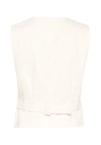 Ärmlös vit väst med en slät tygfinish, med ett bälte i midjan, strukturerade sömmar och en ren, minimalistisk design.