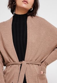 s.Oliver Strickjacke - sandstein