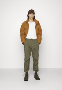INDICODE JEANS WIDE PARACHUTE - Bukser - army