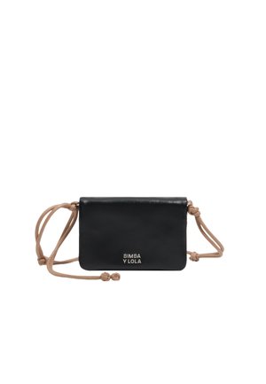 Bolso bandolera rectangular negro con correa de cordón beige ajustable y logo "BIMBA Y LOLA" en el frente.