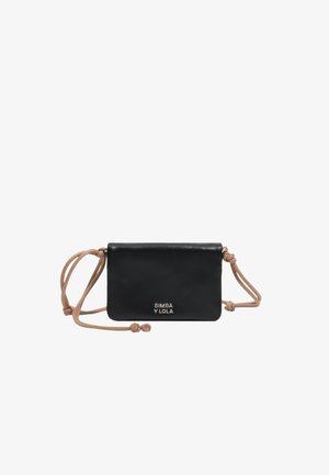 Bolso bandolera rectangular negro con correa de cordón beige ajustable y logo "BIMBA Y LOLA" en el frente.