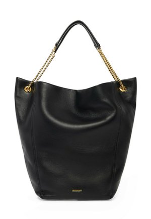 Zwarte leren tote bag met zachte structuur, gouden kettinghandvatten en klein goudkleurig merklogo vlakbij het midden onderaan.