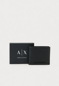 Portafoglio in pelle nera testurizzata di Armani Exchange accanto alla sua scatola nera con il logo bianco AX e Armani Exchange su uno sfondo bianco.