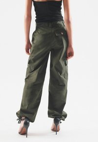 Next PARACHUTE  - Reisitaskuhousut - khaki green