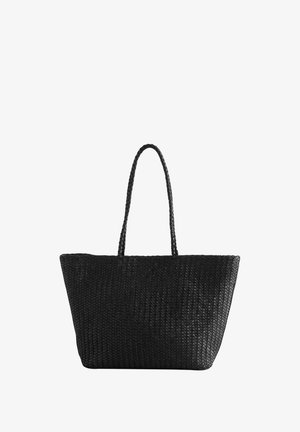 Mustast kootud käekott kahe pika punutud sangaga, avatud ülaosaga ja ristkülikukujulise põhjaga.