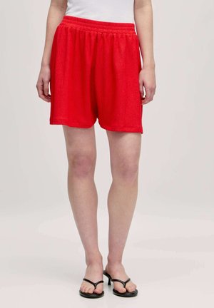 Rote, leichte Stoffshorts mit elastischem Bund, lockerer Passform und glatter Textur, die direkt über dem Knie enden.