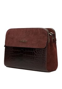 Borsa a mano in pelle marrone con un motivo in croco texturizzato sulla parte anteriore e un morbido retro in suede, dotata di chiusura con zip e dettagli del logo.