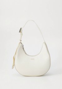 Sac hobo en cuir blanc avec une forme incurvée, une bandoulière ajustable et une fermeture zippée. Logo de la marque embossé sur le devant. Texture lisse.