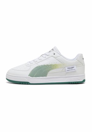 Weißer Puma Low-Top-Sneaker mit grünem Farbverlauf-Streifen, grüner Sohle und einem Formel-1-Team-Logo an der Seite.