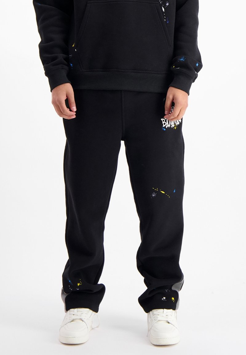 Zwarte sweatpants met een relaxed fit, voorzien van verfspetters in blauw en geel, en een logo op de linker dij. Gemaakt van een katoenen mix.