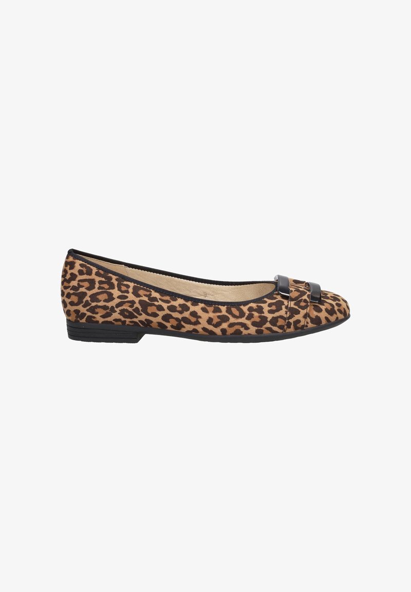 Zapato plano de estampado de leopardo hecho de material suave con puntera redondeada, con un lazo negro en la parte delantera y un tacón bajo.
