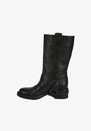 Zwarte leren kniehoog laars met een gestructureerd oppervlak, zijbanddetails, ronde neus en lage hak. Voorzien van een trekkoord aan de bovenkant.