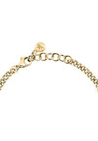 Bracciale in oro con catena a grandi anelli rotondi, dotato di chiusura a molla e di un ciondolo circolare inciso con un motivo a foglia.