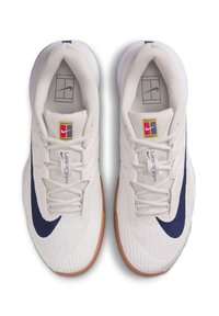 Baskets de tennis Nike Vapor Pro blanches avec un matériau texturé, un swoosh bleu marine et une semelle en caoutchouc naturel. Elles disposent d'un empeigne en mesh et de lacets renforcés.