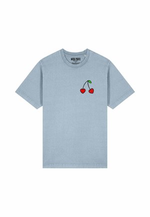 Lichtblauw katoenen t-shirt met korte mouwen en een ronde halslijn. Opvallend ontwerp met een rode kersenafbeelding op de linkerborst.
