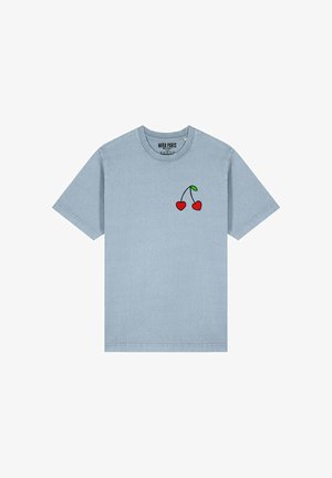 T-shirt in cotone azzurro chiaro con maniche corte e scollo rotondo. Il design distintivo include una grafica di ciliegia rossa sul lato sinistro del petto.