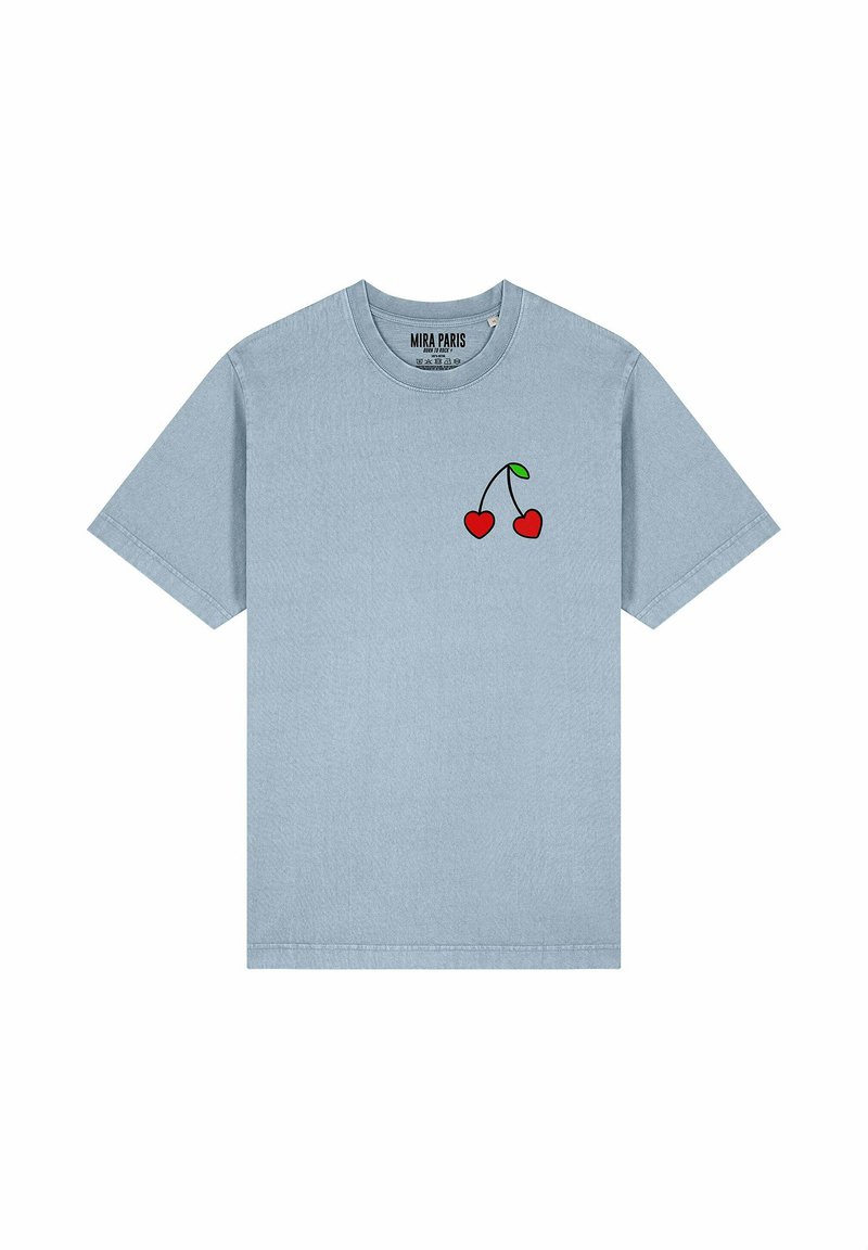 T-shirt en coton bleu clair avec des manches courtes et un col rond. Le design notable comprend un graphique de cerise rouge sur la poitrine gauche.