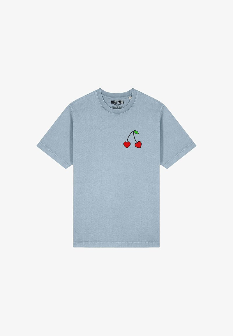 T-shirt in cotone azzurro chiaro con maniche corte e scollo rotondo. Il design distintivo include una grafica di ciliegia rossa sul lato sinistro del petto.