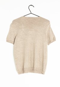 Béžový svetr s krátkým rukávem na ramínku, vyrobený z měkkého materiálu s kulatým výstřihem a žebrovaným lemem, s jednoduchou, hladkou texturou.