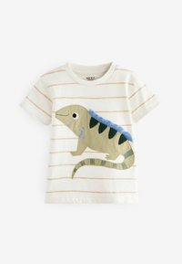 Kortærmet cremet t-shirt med gule striber, der har et grønt broderet firben design og blå detaljer på ryggen.