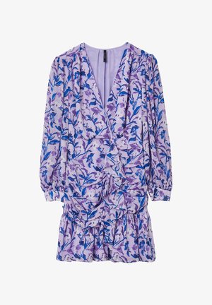 Robe portefeuille florale en lavande avec des accents bleus, manches bouffantes longues, texture froncée à la taille et ourlet à volants.