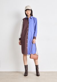 Mads Nørgaard GRID CRISSY DRESS - Skjortekjole - grid/amparo blue