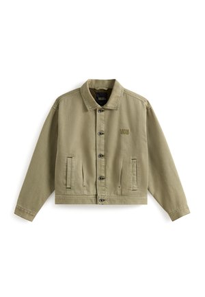 Giacca verde oliva con colletto, chiusura frontale a bottoni, due tasche laterali e logo ricamato sul petto sinistro. Tessuto misto cotone.