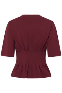 Μπορντό μπλούζα με κοντά μανίκια, εφαρμοστή στη μέση και με πιέτες, εμφανιζόμενη από πίσω.
