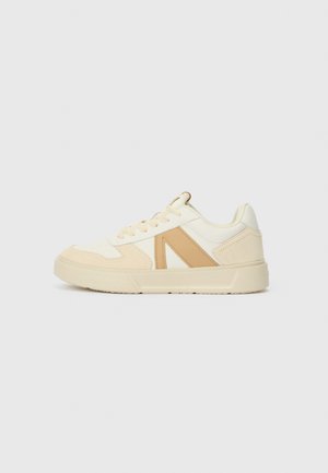 Sneakers med en cremet hvid overdel med beige accenter, struktureret ruskind, en polstret krave og en gummisål med geometrisk mønster.